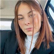Studentessa dì giurisprudenza da lezioni di italiano